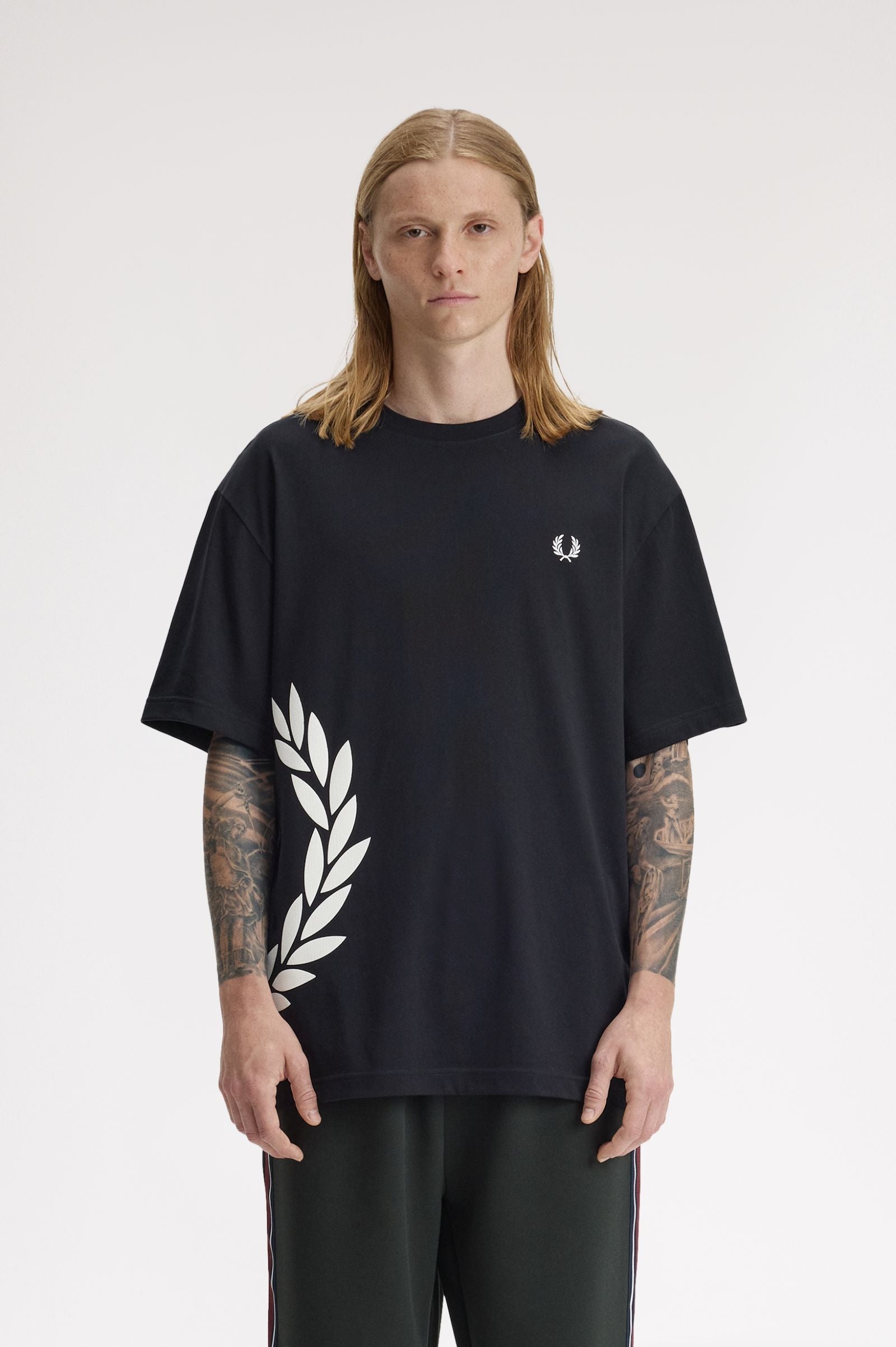 Fred Perry Laurel Graphic Oversized Tee – Black