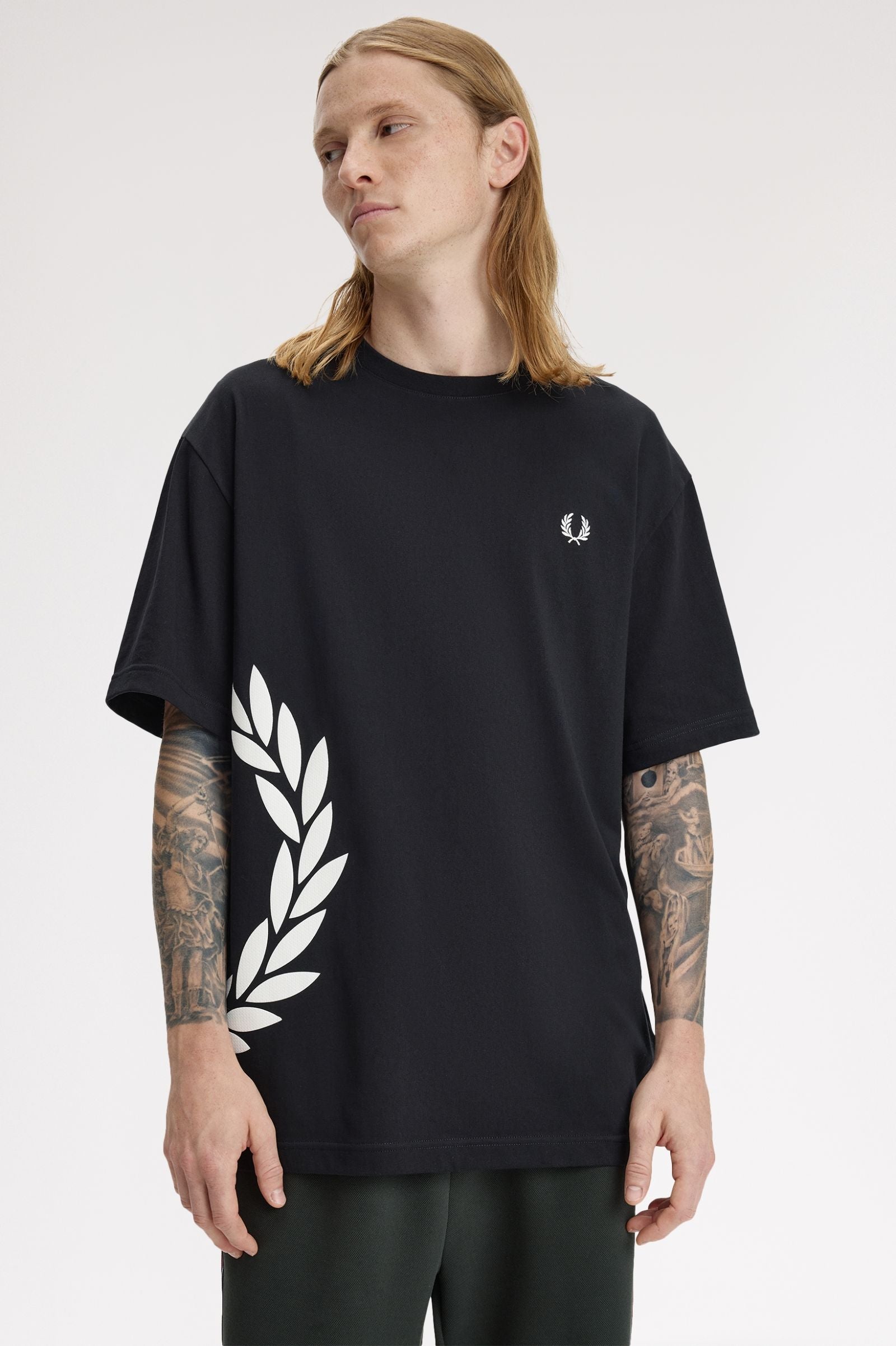 Fred Perry Laurel Graphic Oversized Tee – Black