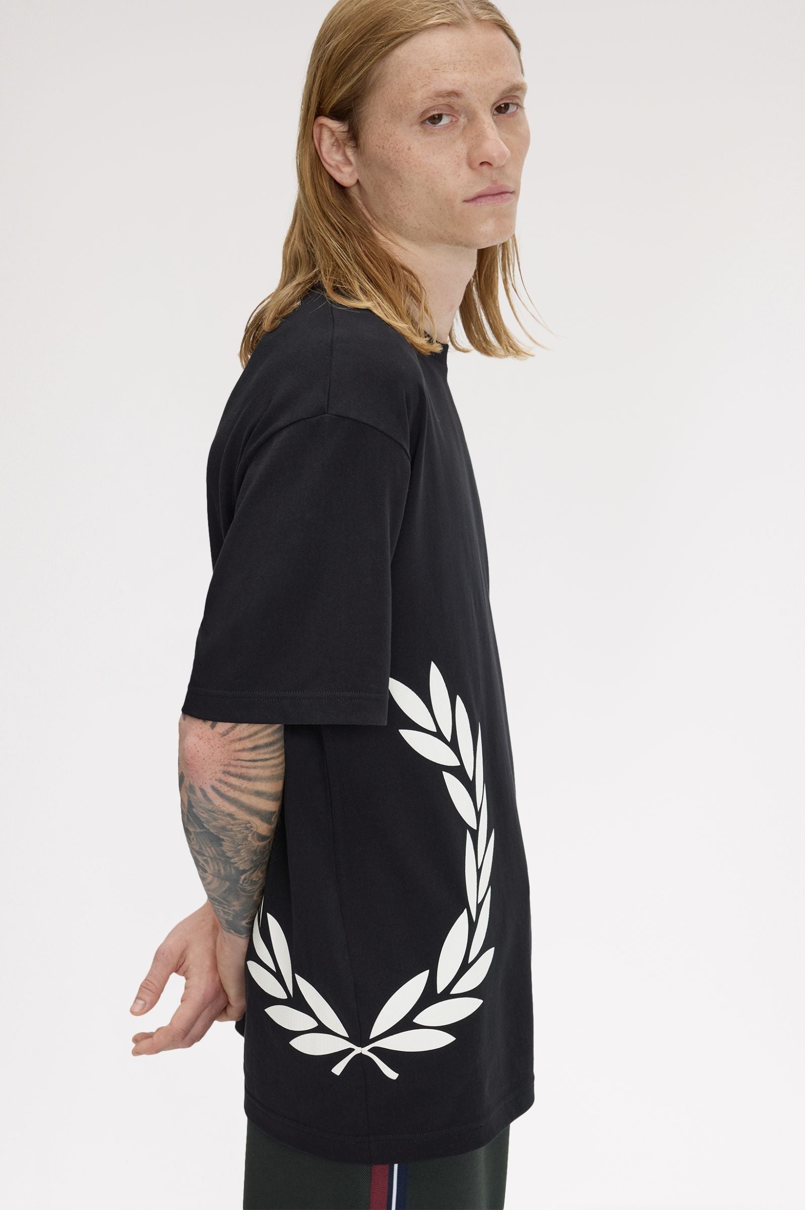 Fred Perry Laurel Graphic Oversized Tee – Black